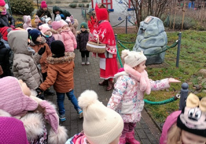 Dzieci na ścieżce bajkowej.