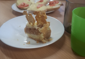 Trzy wielbłądy w kawałeczku ciasta.