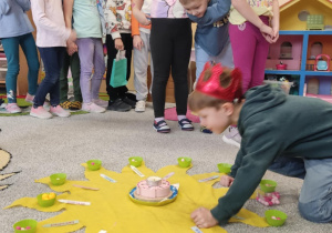 Jubilat rozkłada koraliki na słoneczku urodzinowym.