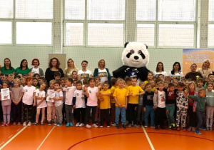 Zdjęcie grupowe ze wszystkimi przedszkolami i osobami ze szkoły.