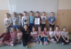 Zdjęcie grupowe z albumem.