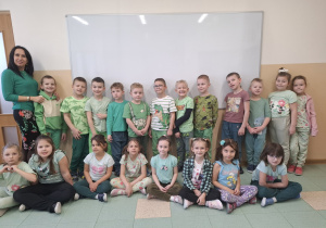 Zdjęcie grupowe w zielonych ubraniach.