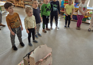 Ania świętuje 5 urodziny z dziećmi w grupie.