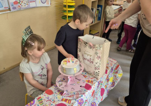 Ania świętuje 5 urodziny z dziećmi w grupie.