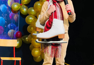 Nadia w wierszu o zimie w czapce i łyżwami.