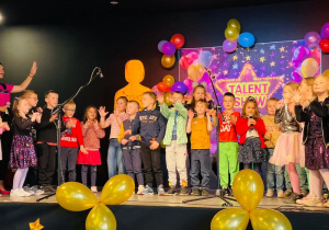 Grupa Królików podczas śpiewania piosenki " Super moce".