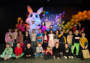 Zdjęcie grupowe wszystkich uczestników i jury.