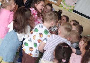Podrzucanie jubilata w górę.