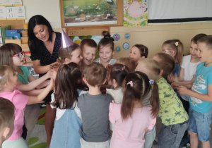 Podrzucanie jubilata w górę.
