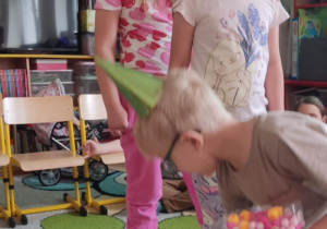 Jubilaci rozkładają koraliki na słoneczku urodzinowym.