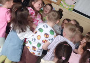 Podrzucanie jubilata w górę.