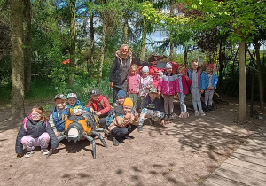 Zdjęcie grupowe przy dużym eksponacie biedronki.