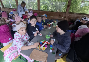 Dzieci podczas zajęć plastycznych.