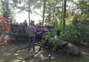 Dzieci słuchają o muszce.