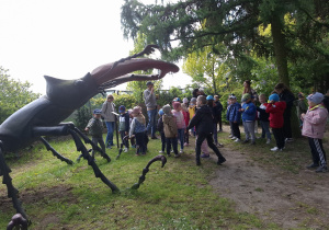 Dzieci z wielką ważką.
