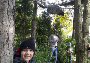 Dzieci z wielkim eksponatem ćmy.