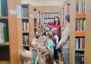 Dzieci zwiedzają bibliotekę.