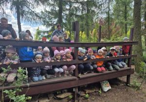 Dzieci oglądają figurę owada na ścieżce edukacyjnej.