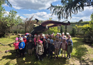 Dzieci oglądają figurę owada na ścieżce edukacyjnej.