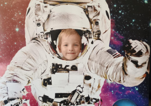 Dziecko w fotobutce kosmonauty.
