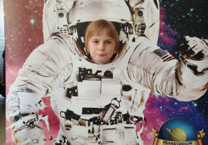 Dziecko w fotobutce kosmonauty.