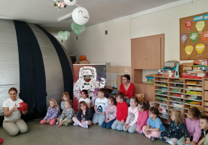 Zdjęcie grupowe przy orbitreku i kosmonaucie.