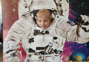 Dziecko w fotobutce kosmonauty.