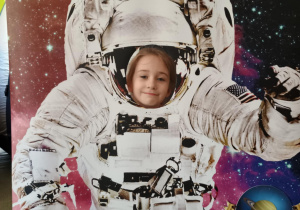 Dziecko w fotobutce kosmonauty.