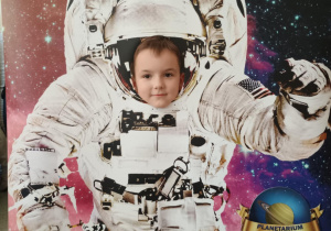 Dziecko w fotobutce kosmonauty.