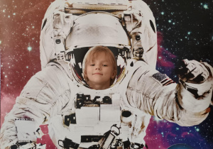 Dziecko w fotobutce kosmonauty.