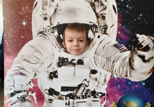 Dziecko w fotobutce kosmonauty.