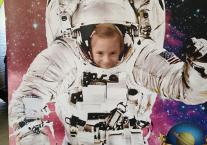 Dziecko w fotobutce kosmonauty.