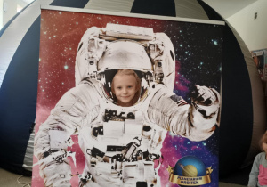 Dziecko w fotobutce kosmonauty.