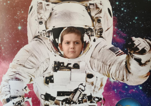 Dziecko w fotobutce kosmonauty.