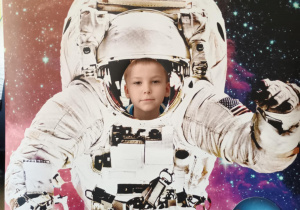Dziecko w fotobutce kosmonauty.