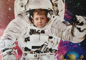 Dziecko w fotobutce kosmonauty.