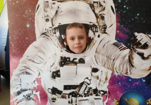 Dziecko w fotobutce kosmonauty.