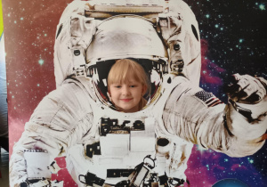 Dziecko w fotobutce kosmonauty.