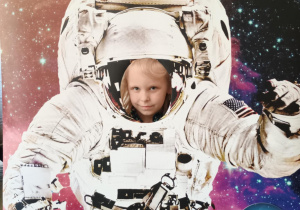 Dziecko w fotobutce kosmonauty.
