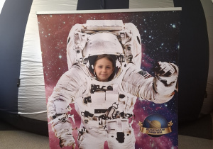 Dziecko w fotobutce kosmonauty.