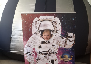Dziecko w fotobutce kosmonauty.
