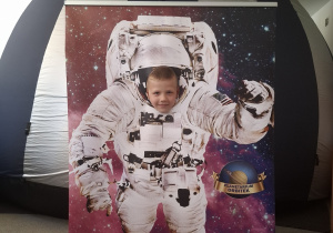Dziecko w fotobutce kosmonauty.