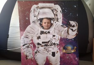 Dziecko w fotobutce kosmonauty.