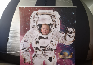 Dziecko w fotobutce kosmonauty.