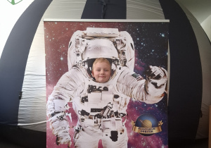 Dziecko w fotobutce kosmonauty.