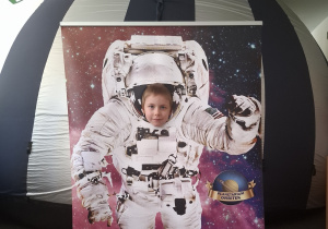 Dziecko w fotobutce kosmonauty.