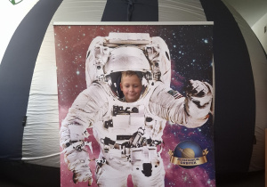 Dziecko w fotobutce kosmonauty.