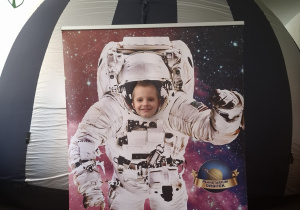 Dziecko w fotobutce kosmonauty.