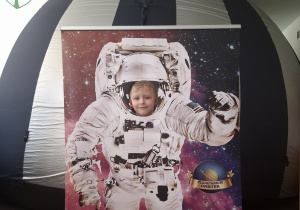 Dziecko w fotobutce kosmonauty.