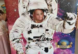 Dziecko w fotobutce kosmonauty.